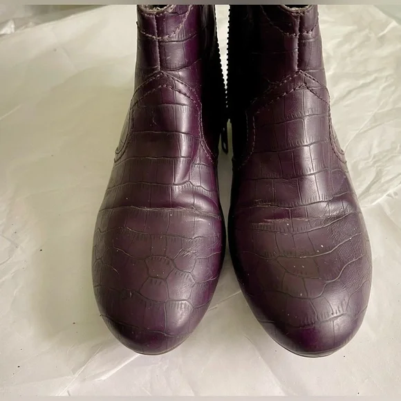 Libby Edelman Purple Croc-Embossed Ankle Boots - Picture 1 of 7